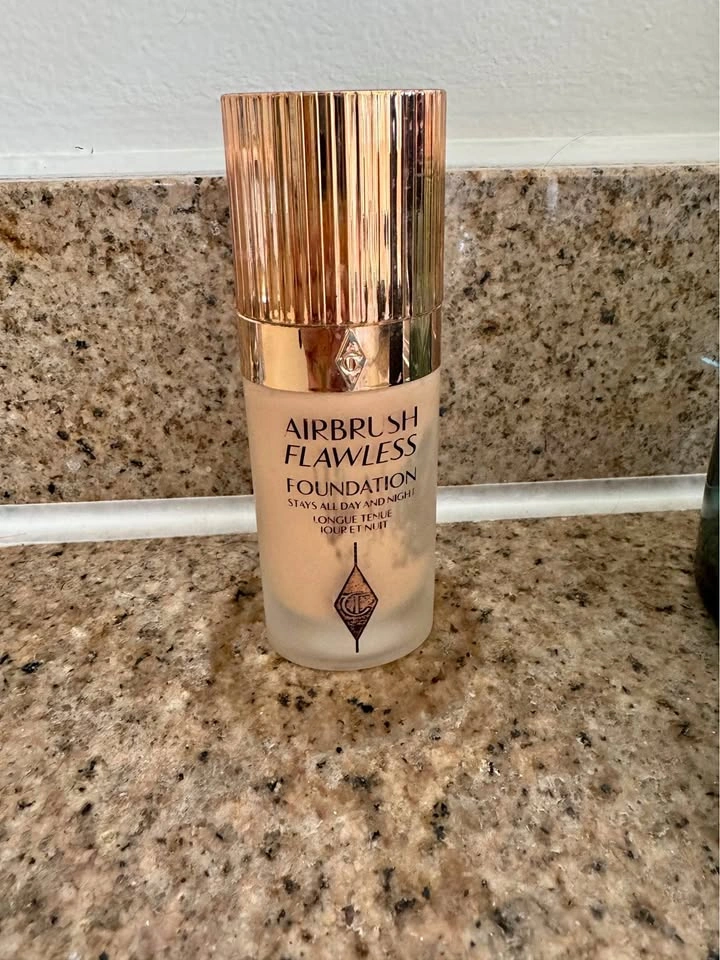#4 Neutral Charlotte Tilbury Airbrush Flawless Foundation