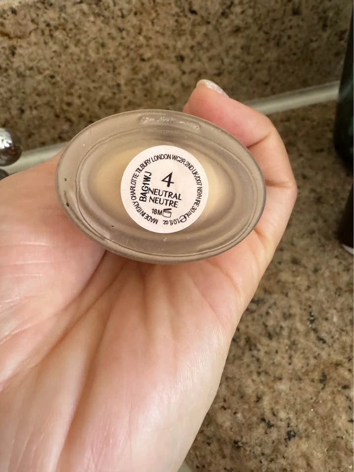 #4 Neutral Charlotte Tilbury Airbrush Flawless Foundation - photo 3