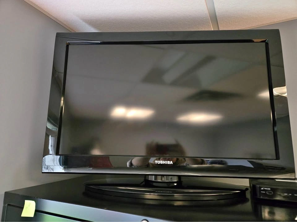 32” TV