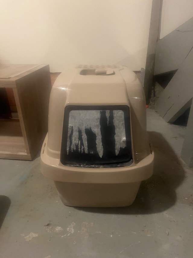 Enclosed Cat Litter Box