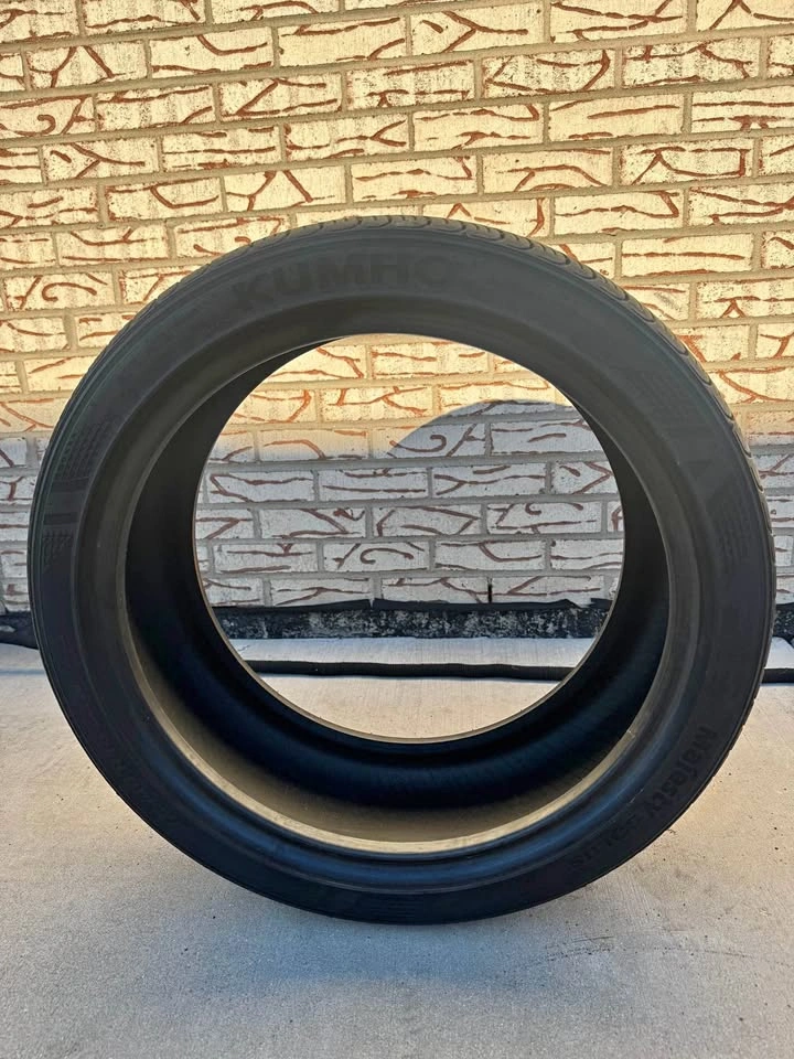 Kumho Majesty Solus 225/40R18 88W Tire – DOT 2022 – Good Tread