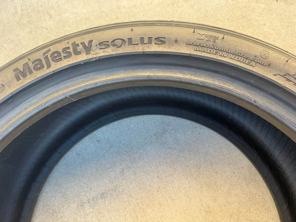 Kumho Majesty Solus 225/40R18 88W Tire – DOT 2022 – Good Tread - photo 4