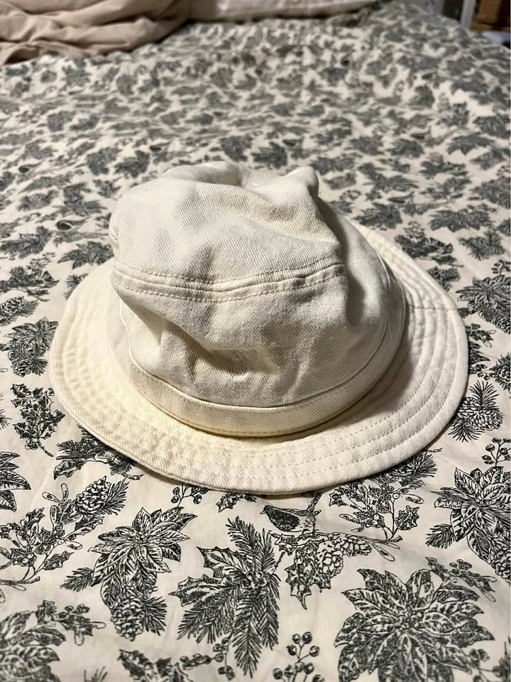 Aritzia Tna white bucket hat