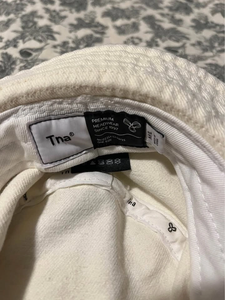 Aritzia Tna white bucket hat - photo 4