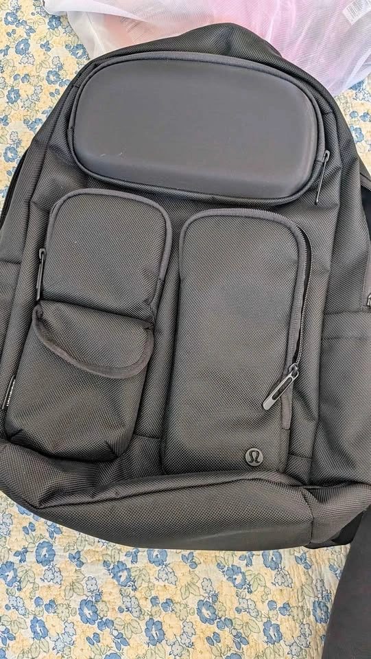 23L lululemon black cruiser backpack