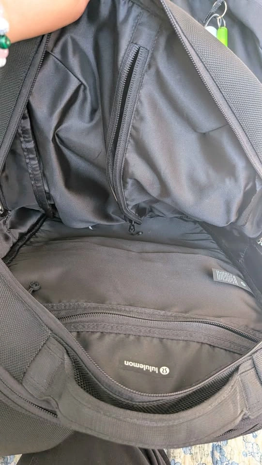 23L lululemon black cruiser backpack - photo 2