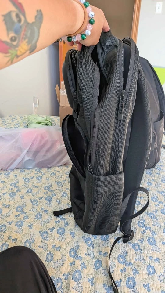 23L lululemon black cruiser backpack - photo 5