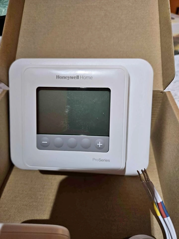 Honeywell Home ProSeries TH4110U2005 Thermostat