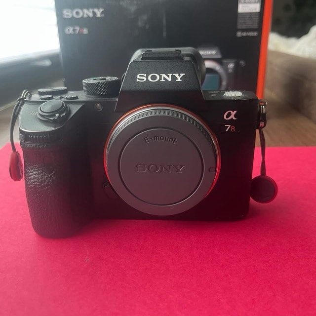 Sony A7R III (ILCE-7RM3) Full Frame Mirrorless Camera Body