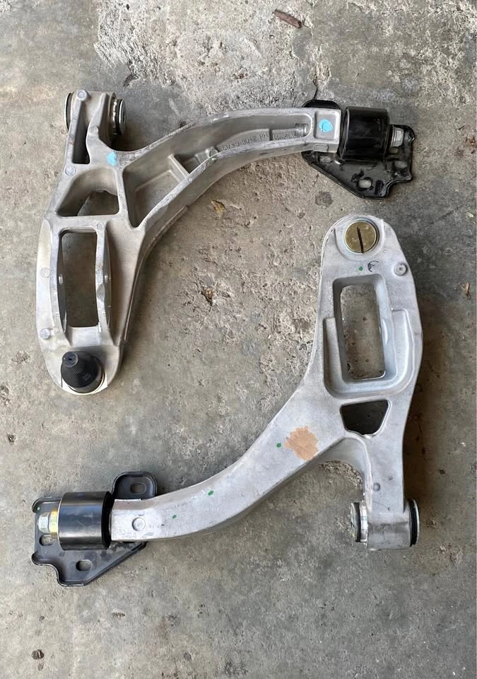 Crown Vic/Grand Marquis Lower control arm pair