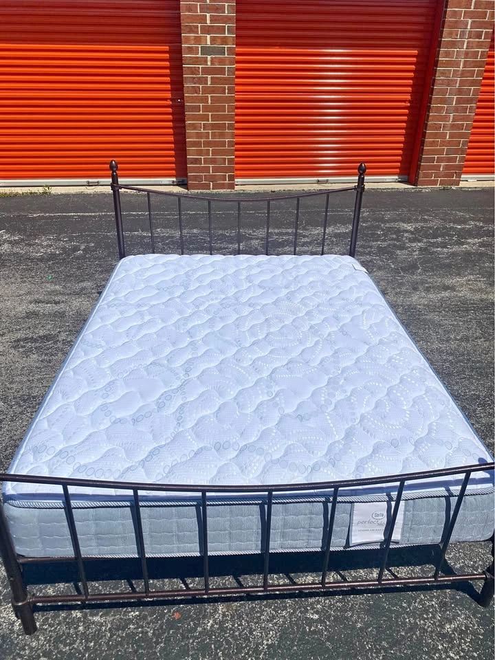 Like new Queen Sealy Mattress