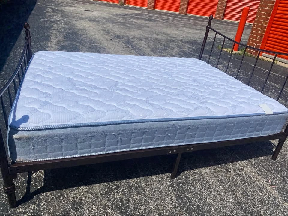 Like new Queen Sealy Mattress - photo 3