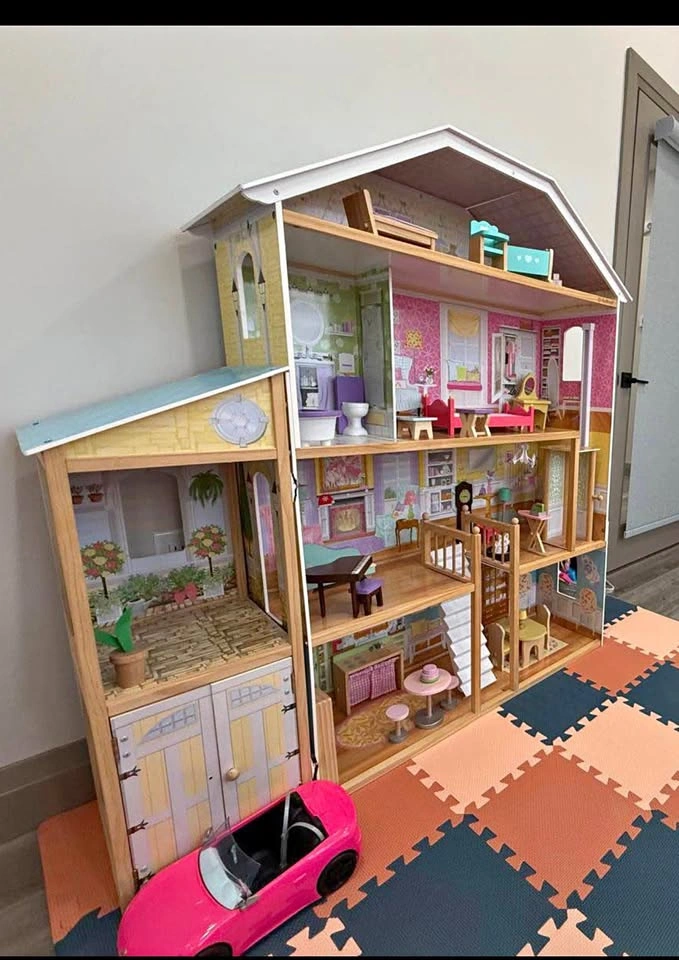 Kid Kraft doll house with furniture
