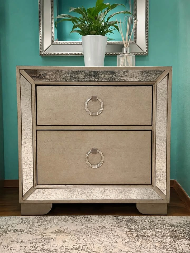 Pulaski Farrah Queen Bedroom Set 5 PIECES - photo 2