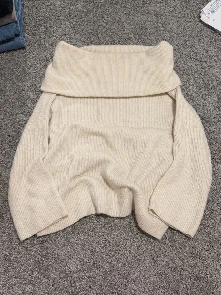 Cute over the shoulder sweater - photo 2