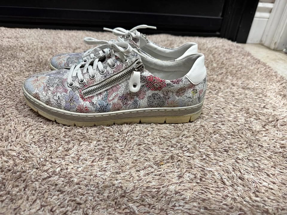 LIKE NEW Remonte Soft Floral Leather Sneakers Size 40