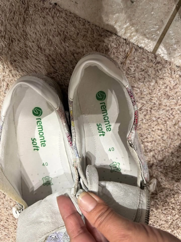 LIKE NEW Remonte Soft Floral Leather Sneakers Size 40 - photo 2