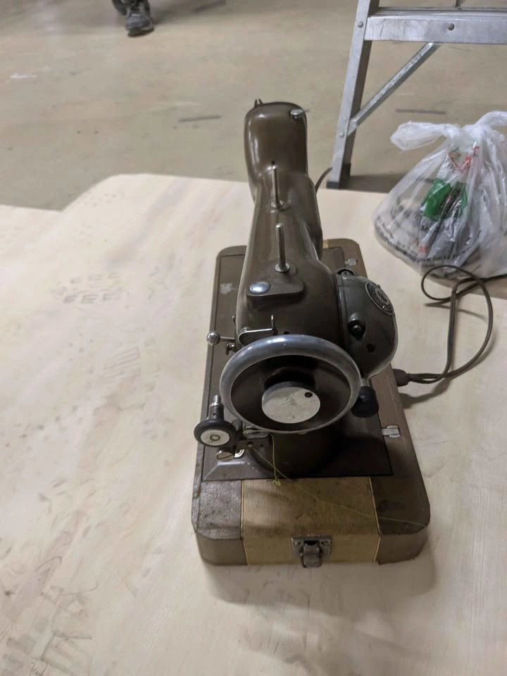 Free-Westinghouse Sewing Machine with Pedal - photo 4