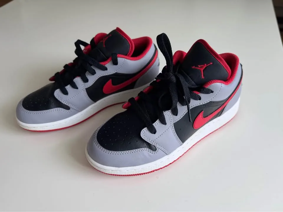 Nike Air Jordan Boys shoes sneakers image indicator(2)