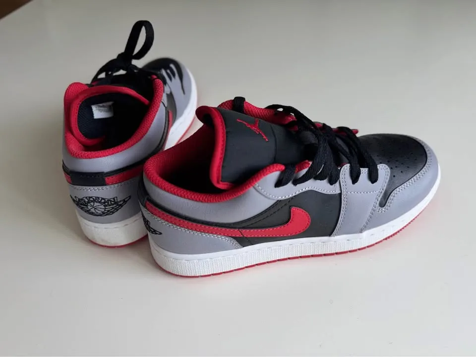 Nike Air Jordan Boys shoes sneakers image indicator(3)