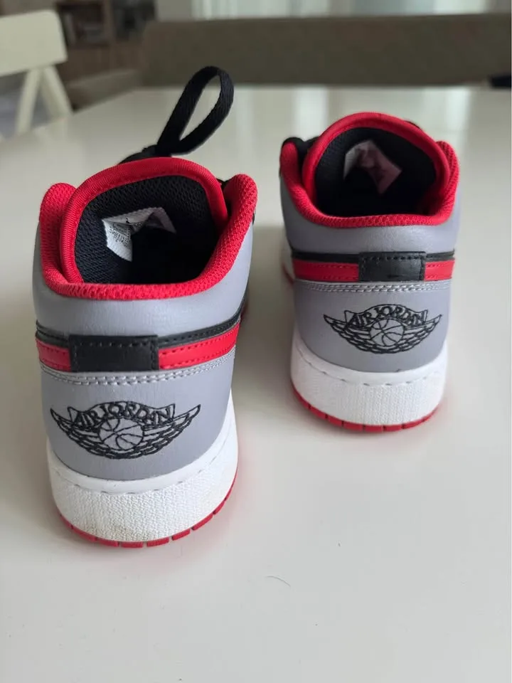 Nike Air Jordan Boys shoes sneakers image indicator(4)