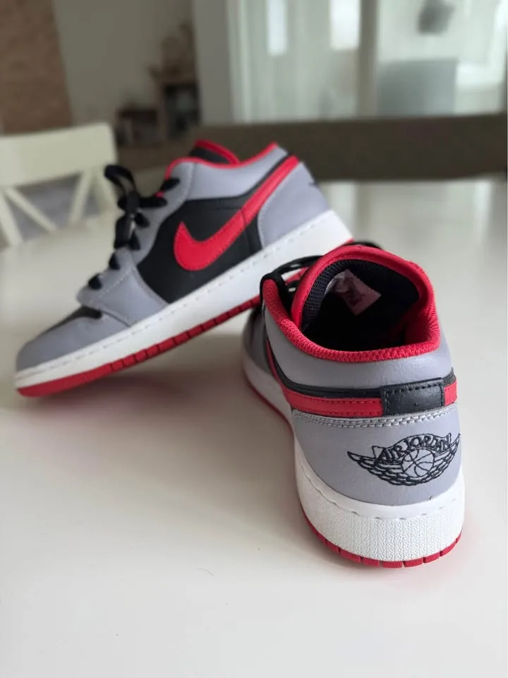 Nike Air Jordan Boys shoes sneakers image indicator(5)