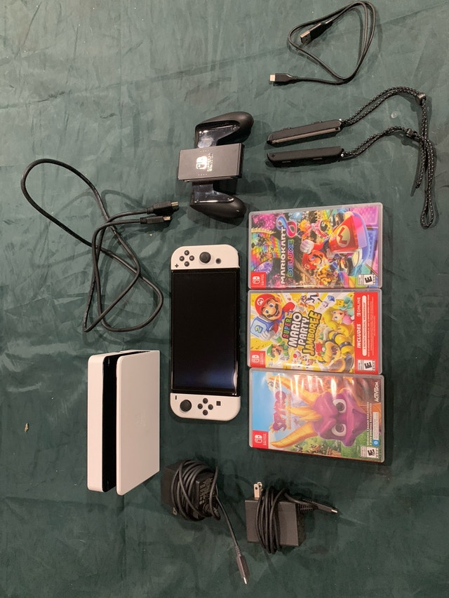 Nintendo switch OLED white. Includes 4 games