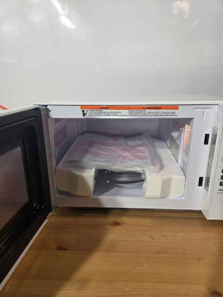 Danby 0.7 Cu Ft Countertop Microwave - photo 2