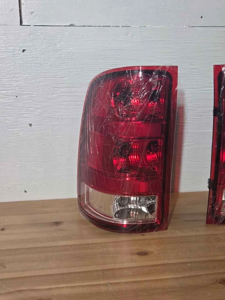 GMC Sierra 2007–2013 Tail Light Set - photo 2