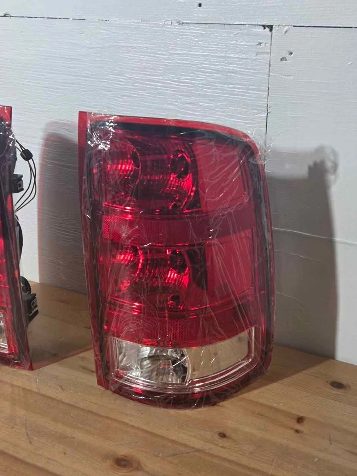 GMC Sierra 2007–2013 Tail Light Set - photo 3