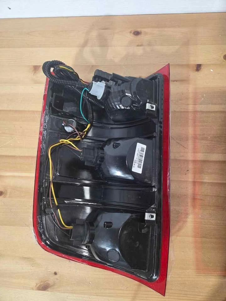 GMC Sierra 2007–2013 Tail Light Set - photo 5