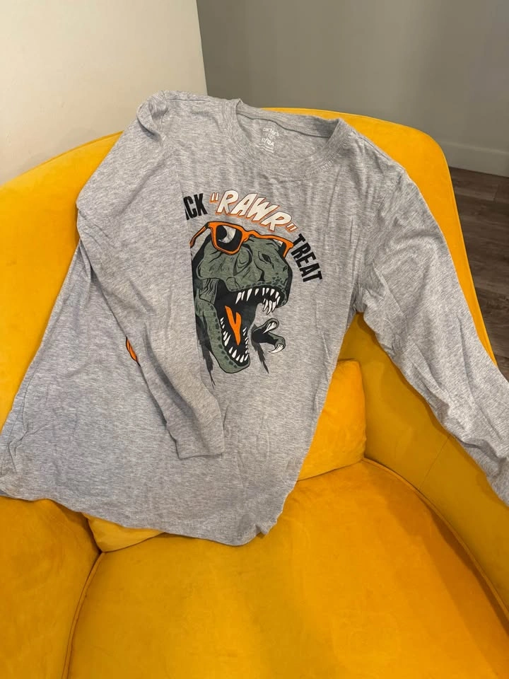 T shirts, zip-up hoodie and pants size 8-10 boys - photo 3