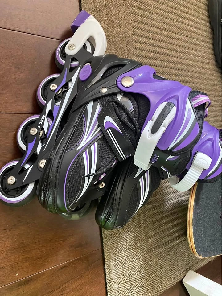 4 Size Adjustable Inline Skates for Kids with Light Up Wheels