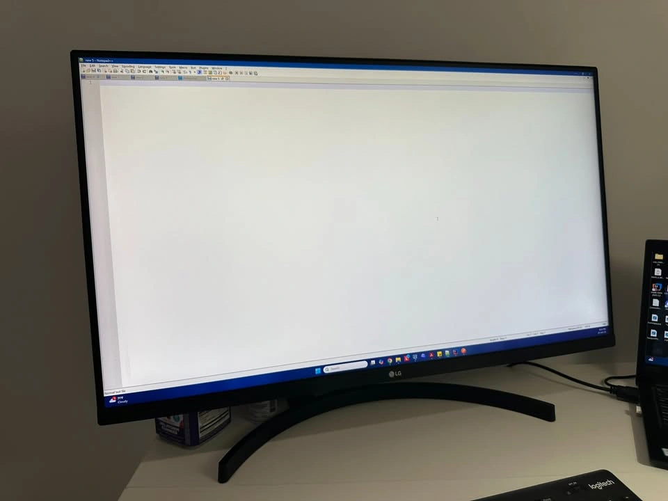 LG 32" QHD Monitor – Excellent Condition - photo 2