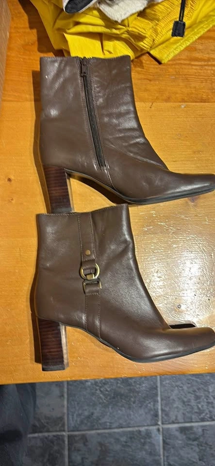 Leather ankle boots/ kitten heel boots