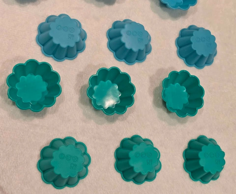 12 Reusable Silicone Flower Cupcake Liners $8 Firm - photo 4