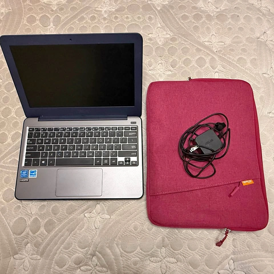 ASUS Notebook PC W202N, Brand new condition + FREE case