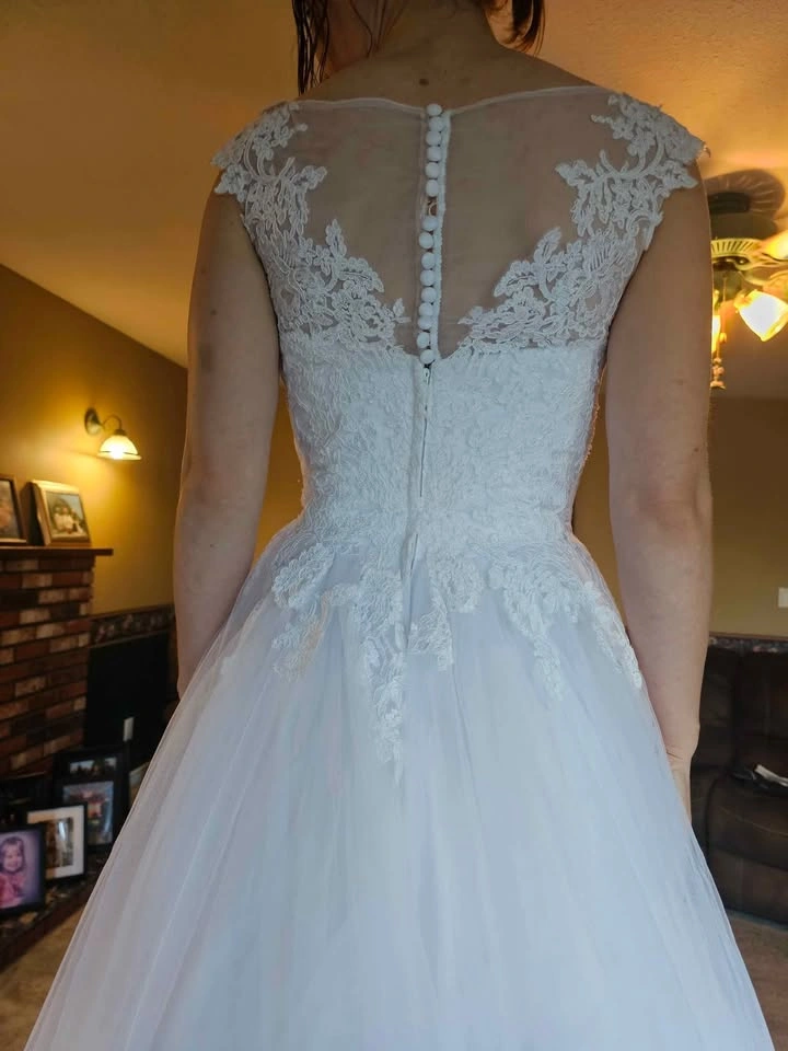Wedding dress. Size 2. Altered for 5'3". - photo 2