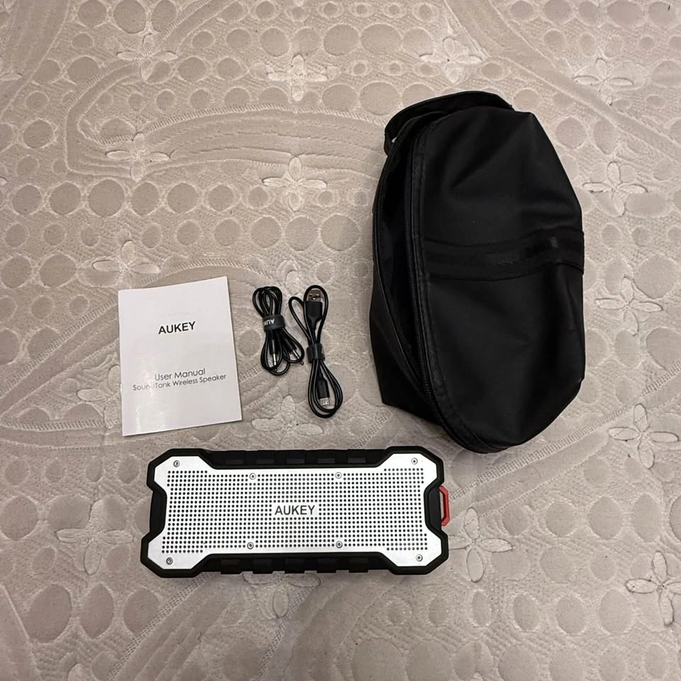 Aukey Military grade bluetooth speaker, brand new condition - photo 3