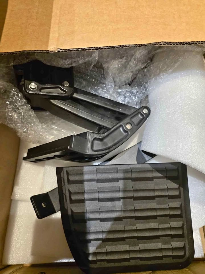 AMP Research BedStep for 07-21 RAM 1500 (bolts not included)