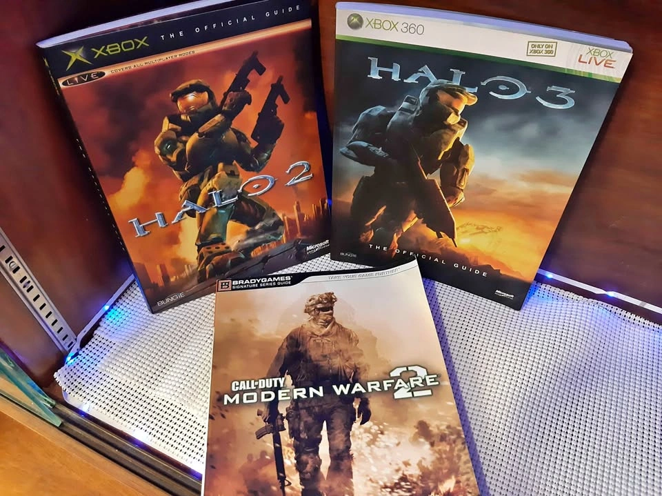 Halo and Call of duty strategy guides great condition