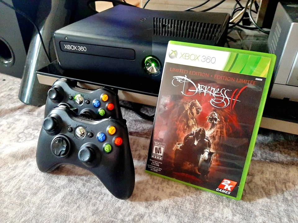 Xbox 360 Console and Controllers 1 Game