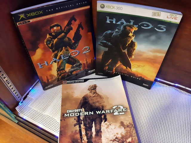 Halo and Call of duty strategy guides great condition