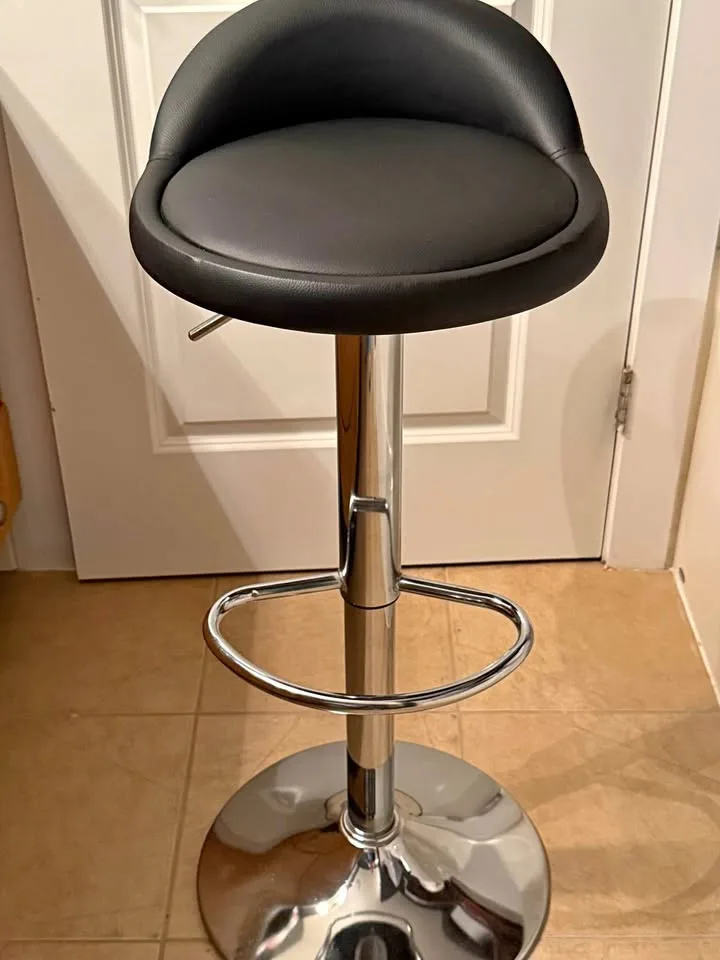Bar stool- like new- only 1 stool available thumbnail