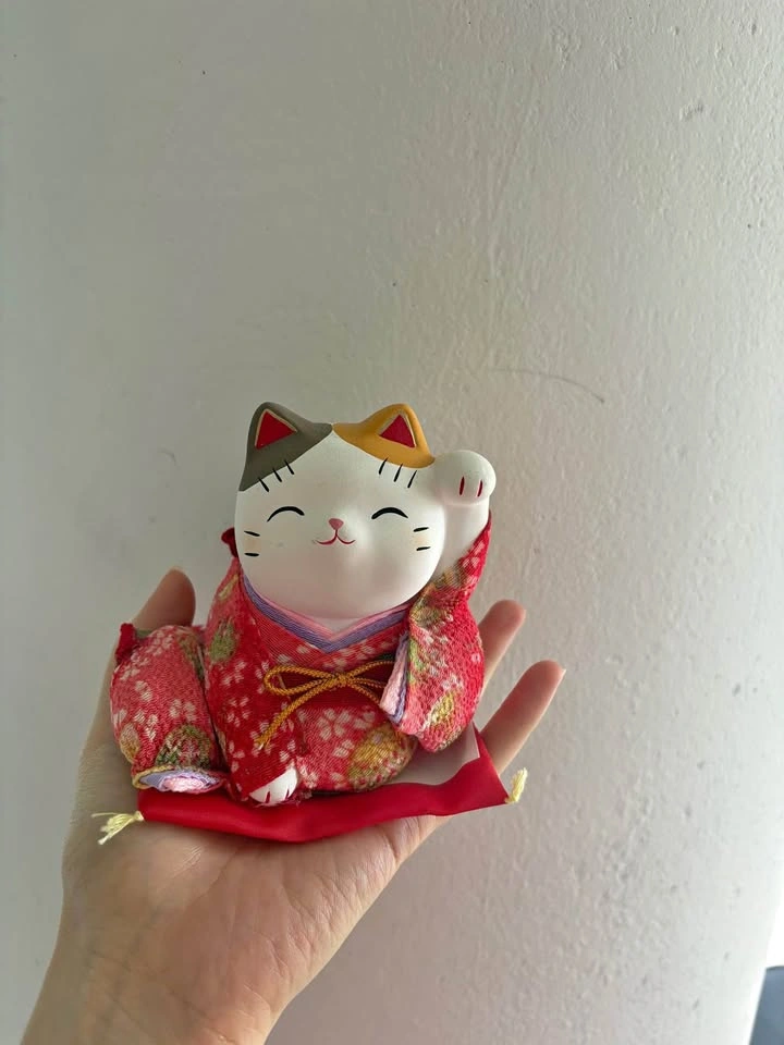 Yakushigama Japanese Lucky Cat (Maneki Neko) Figurine