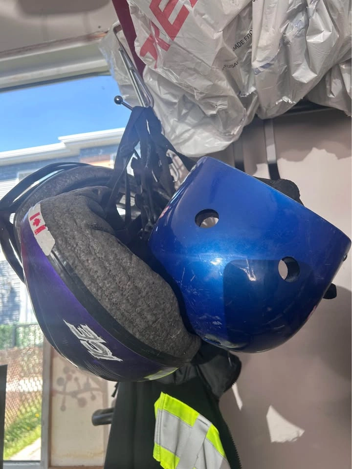3 Bicycle / Skate Helmets – Good Condition – Kids & Youth Sizes - photo 3