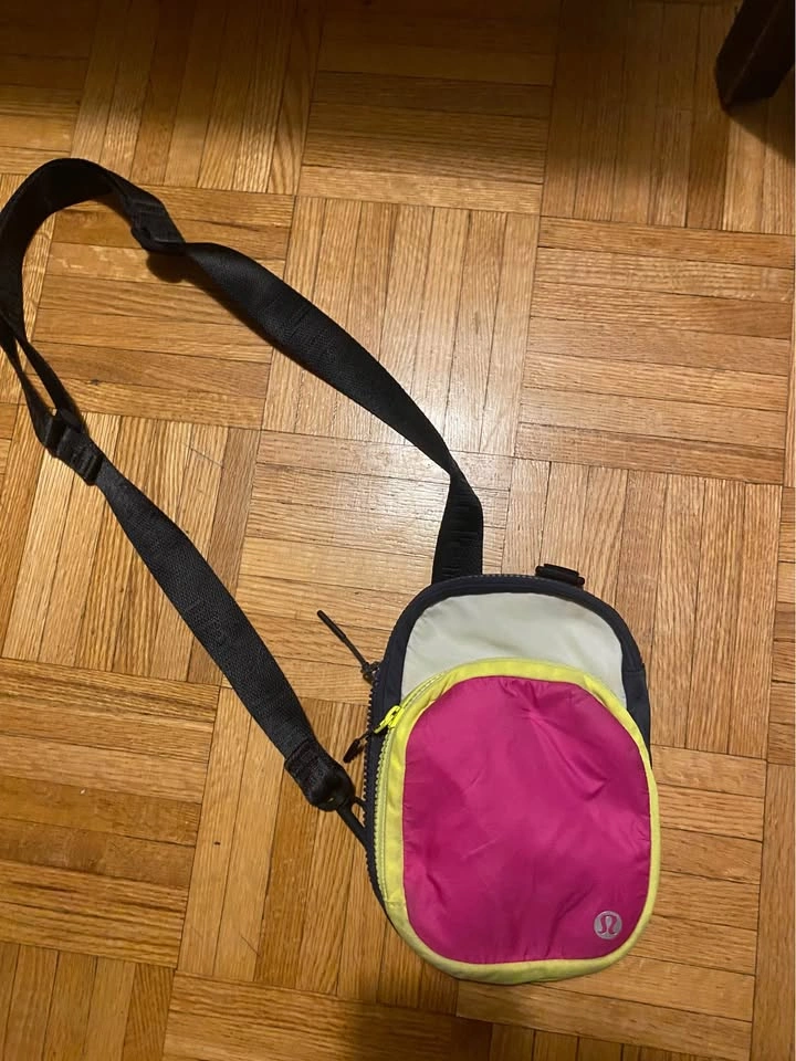 Lululemon cross body bag - photo 2