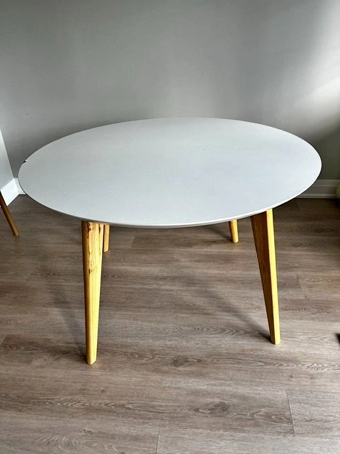 Round table from Structube