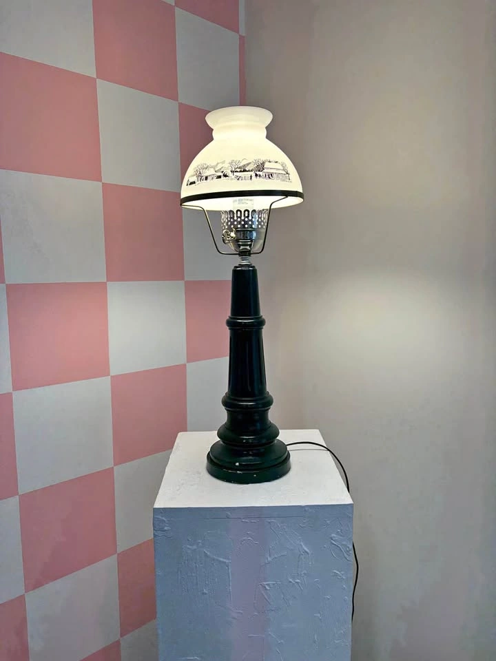 Vintage style table lamp with scenic shade