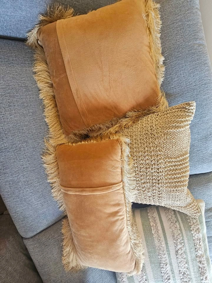 Throw pillows - photo 2